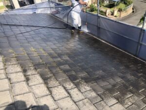 高圧洗浄機を使用して屋根瓦の水洗い