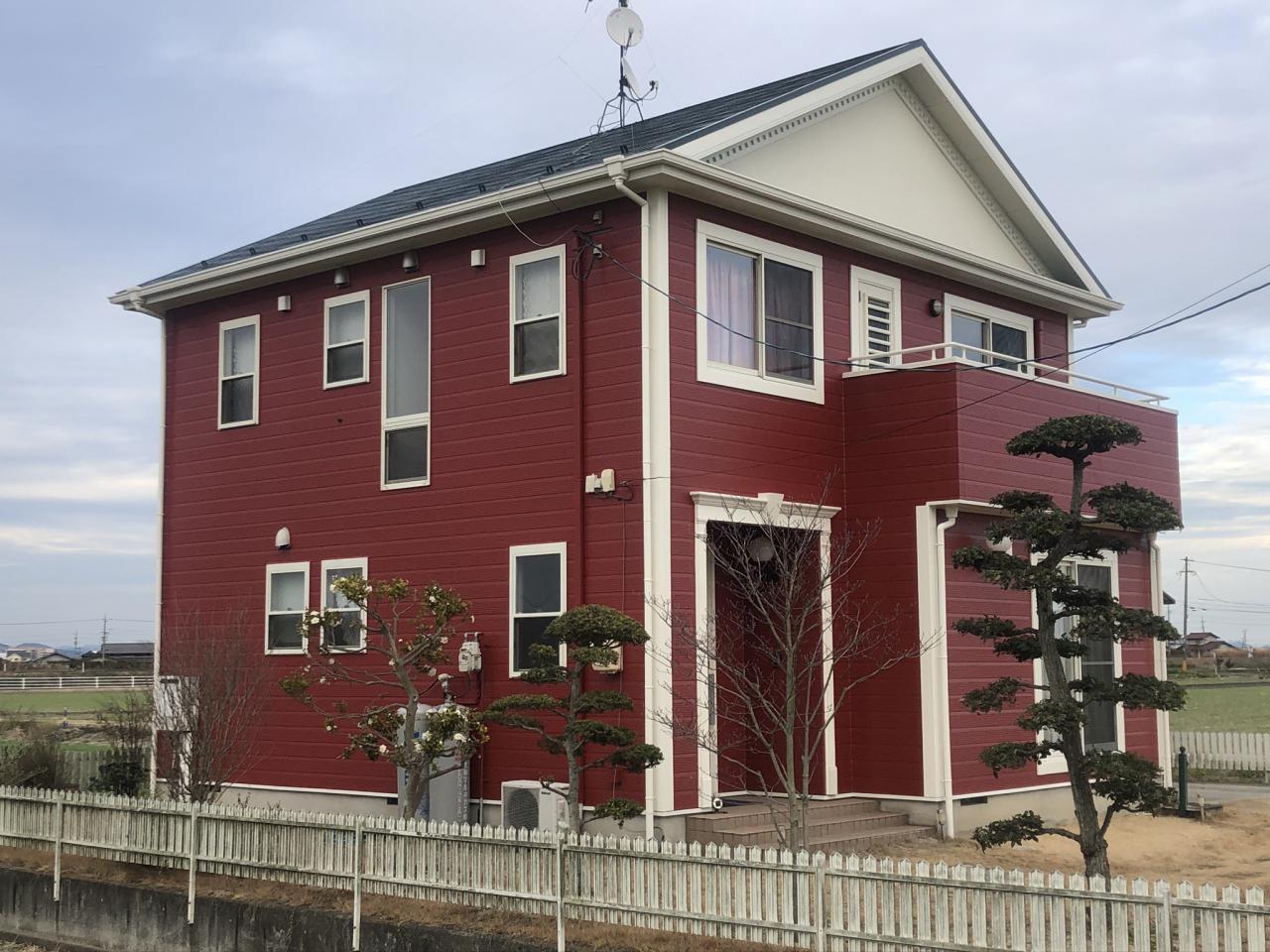 岡山県岡山市_外壁塗装_屋根塗装_バルコニー防水_目立つ赤色で屋根はグリーンでぬりかえ。無機フッ素で超耐久